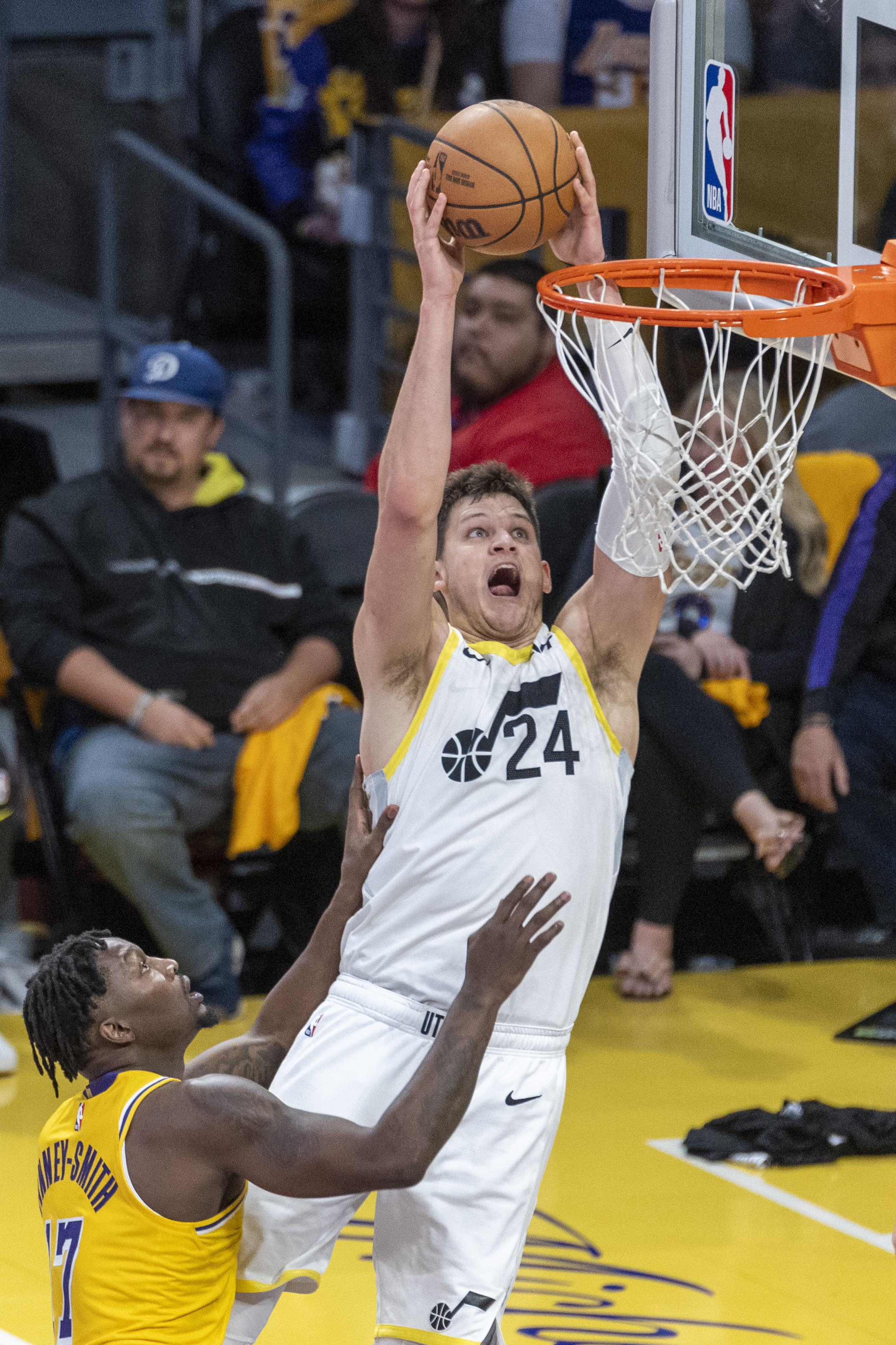 包含NBA球队火热备战新赛季，盼再创国际篮球辉煌的词条