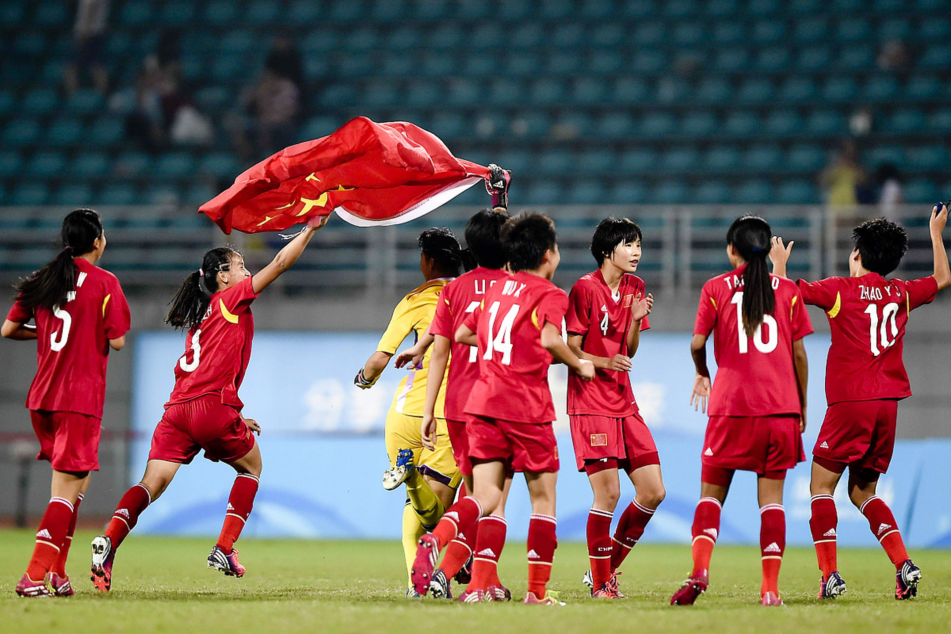 关于国际足球大赛：女足精英们力争冠军的信息