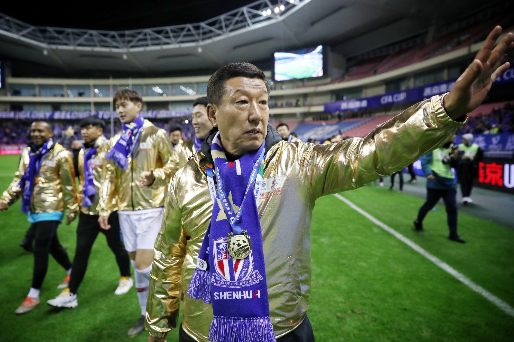 包含申花艰辛：客场比险胜申鑫，领先优势依然坚守的词条