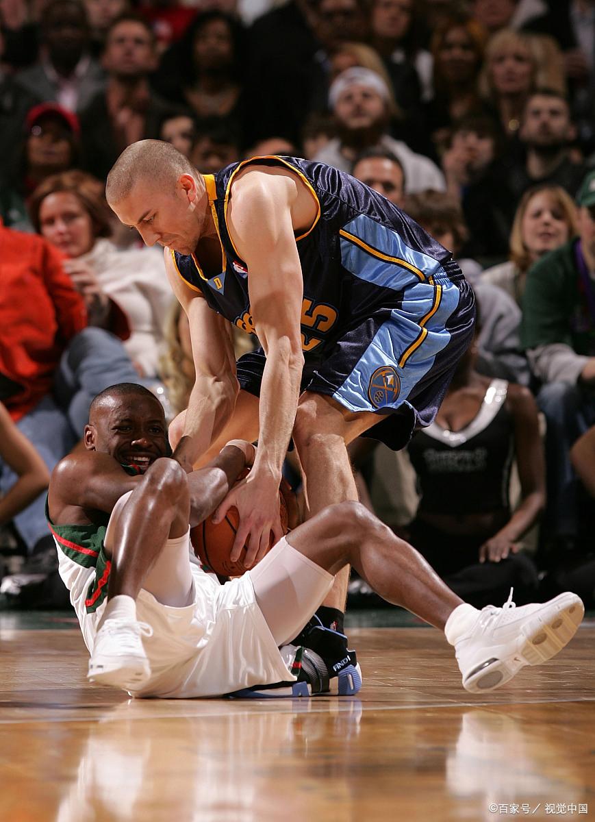 雄鹿险胜深圳队，约基奇关键制胜