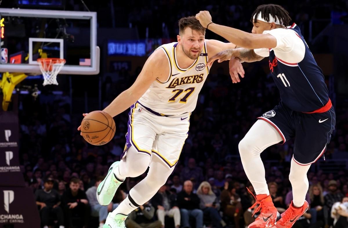 鹈鹕对阵老鹰,爱德华兹节奏完全掌控 鹈鹕对阵老鹰,爱德华兹节奏完全掌控